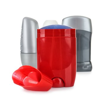 Beyaz arka plan üzerinde deodorantlar