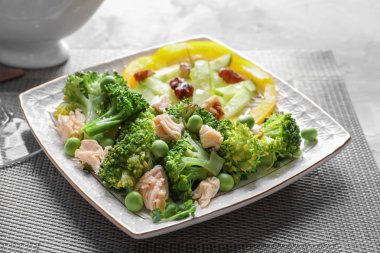 Brokoli Salatası Masasında plakalı