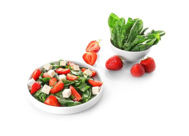 Çilekli ıspanak salatası.