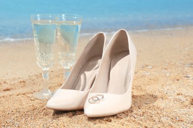 yüksek topuk ayakkabı ile kum halkaları