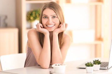 yoğurt yiyen kadın 