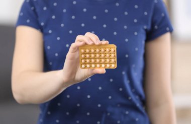 Doğum kontrol hapları, closeup tutan kadın