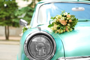 Güzel çiçek dekorasyon düğün araba