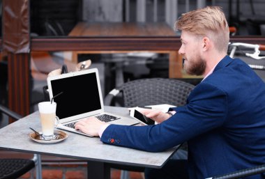 Tablo Cafe, açık havada çalışan dizüstü bilgisayar ile genç blogger