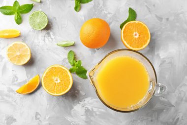 Tablo taze portakal suyu ile sürahi