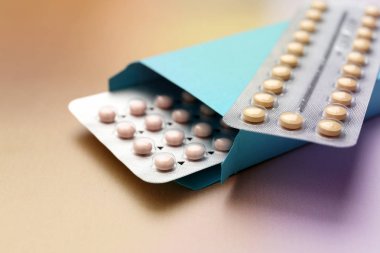 Açık renkli farklı doğum kontrol hapları