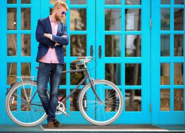 Bisiklet konumu windows yakın olan yakışıklı delikanlı