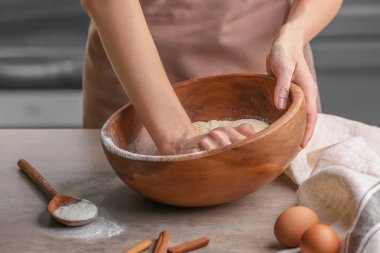 Kadın Şef mutfak masasında kase hamur yoğurma