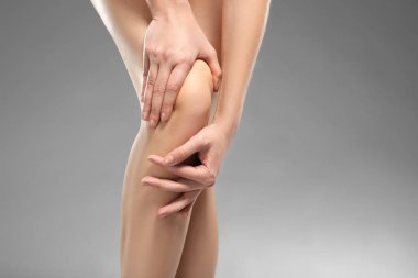 Genç kadın bacak ağrısı acı