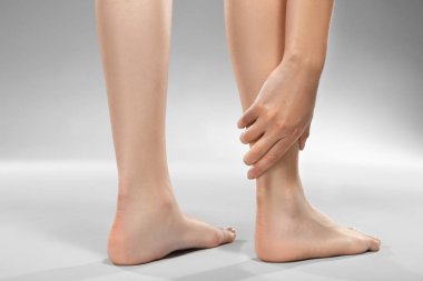 Genç kadın bacak ağrısı acı