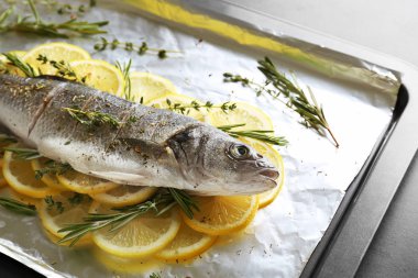 Limon dilimleri ile taze balık