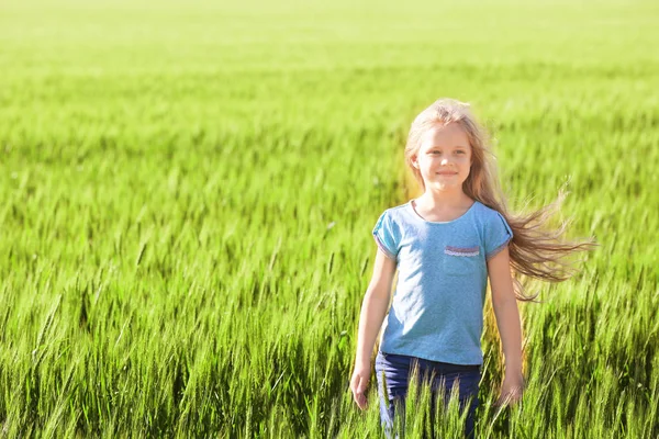 Menina feliz no campo verde — Fotografia de Stock
