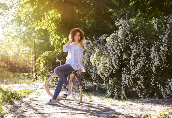 Bisiklet, açık havada olan güzel kadın