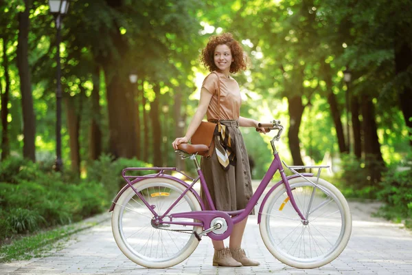 Bisiklet, açık havada olan güzel kadın