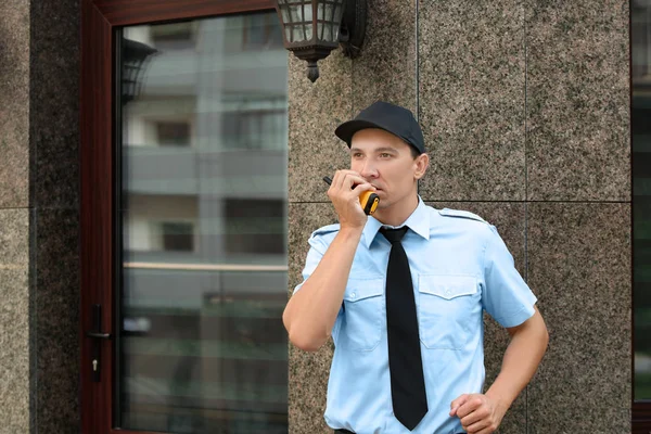 Protetor de segurança masculino com rádio portátil, ao ar livre — Fotografia de Stock