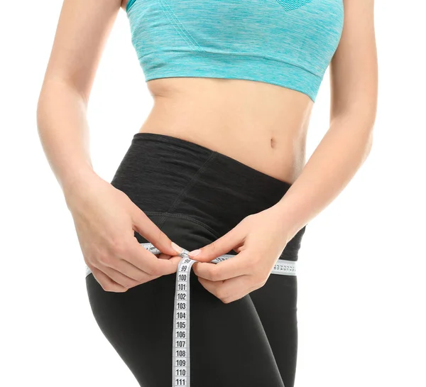 Mujer joven con cinta métrica sobre fondo blanco. Concepto de dieta — Foto de Stock