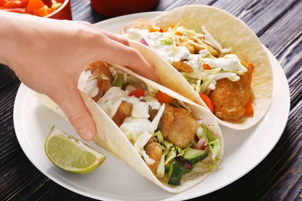 Mulher comendo taco de peixe — Fotografia de Stock