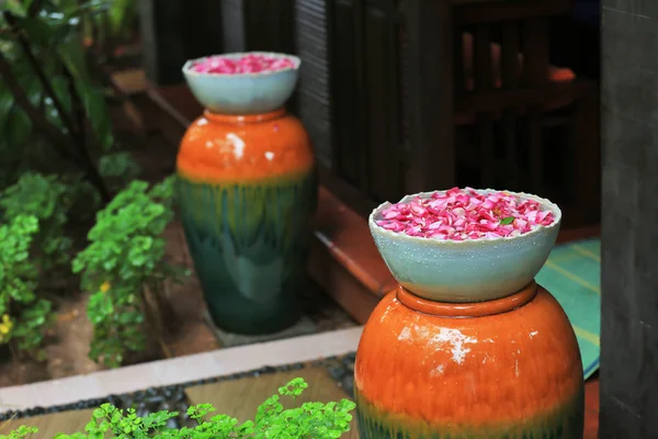 물과 꽃잎 그릇 — 스톡 사진