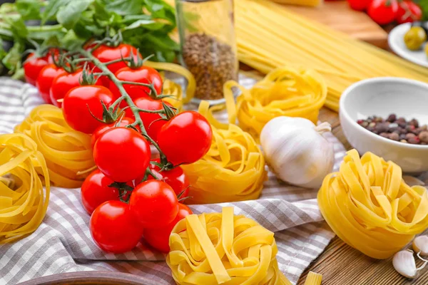 Zusammensetzung mit Nudelnestern und Tomaten — Stockfoto