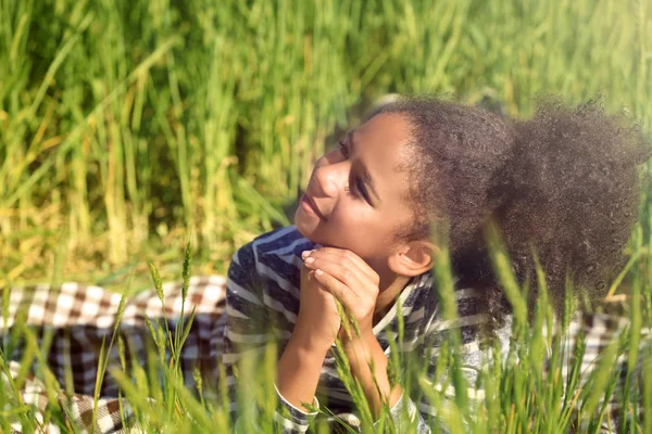 Gadis Afro Amerika kecil di lapangan hijau — Stok Foto