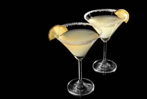 Lemon drop martini z kawałkami owoców — Zdjęcie stockowe