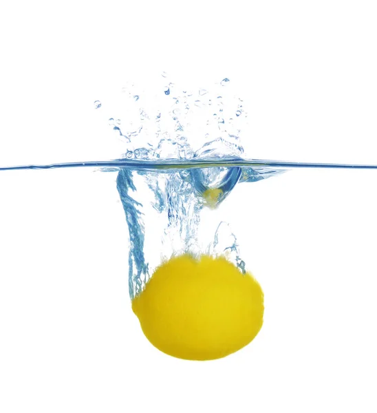 Falling lemon into water — Stock Photo, Image