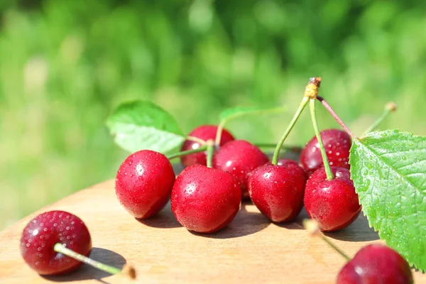 Tasty ripe cherries — Stock Photo, Image