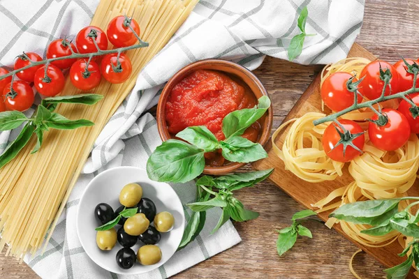 Compositie met heerlijke tomatensaus en pasta — Stockfoto