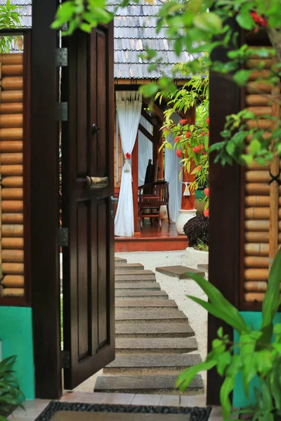 Vicolo che porta alla casa asiatica al resort — Foto Stock