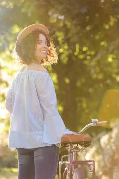Bisiklet, açık havada olan güzel kadın