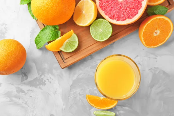 Glas frischer Orangensaft auf dem Tisch — Stockfoto