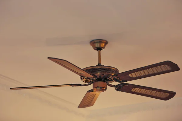 Fan on ceiling indoors — Stock Photo, Image