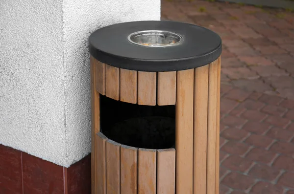 Cubo de basura de madera moderna — Foto de Stock