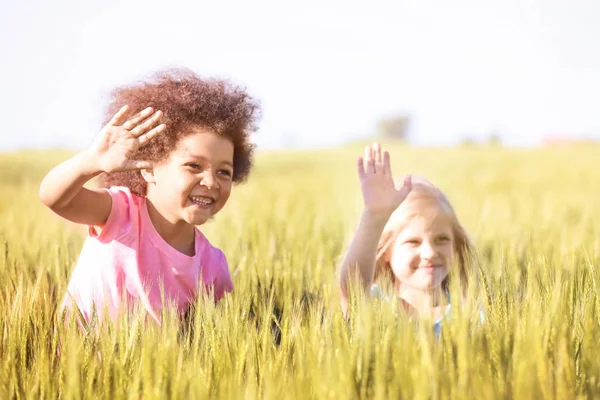 Felici bambine in campo verde — Foto Stock