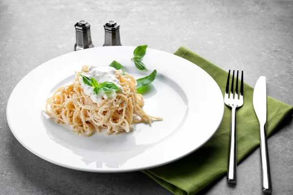 Teller leckere Pasta mit weißer Sauce — Stockfoto