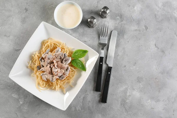 Tabak lezzetli makarna ve mantarlı beyaz sos