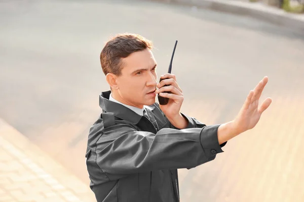 Manliga säkerhetsvakt med bärbart radiosände, Utomhus — Stockfoto