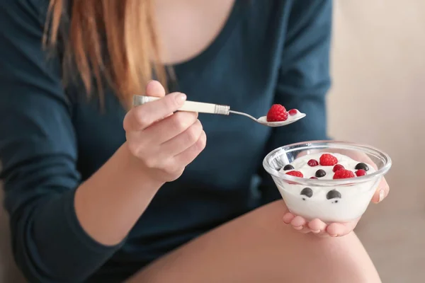 Giovane donna mangiare yogurt, primo piano — Foto Stock