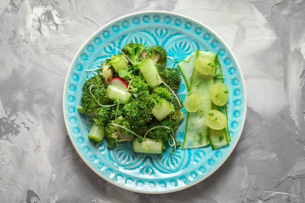 Brokoli Salatası Masasında plakalı