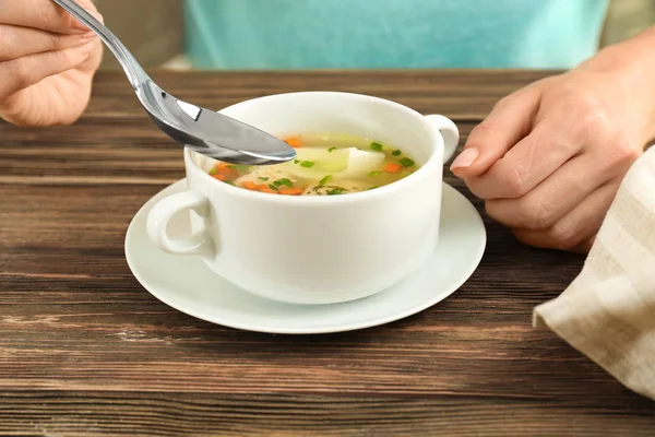 테이블에 맛 있는 수프를 먹는 여자. 하나의 개념에 대 한 요리 — 스톡 사진