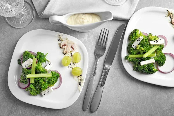 Platos con ensalada de brócoli en la mesa —  Fotos de Stock