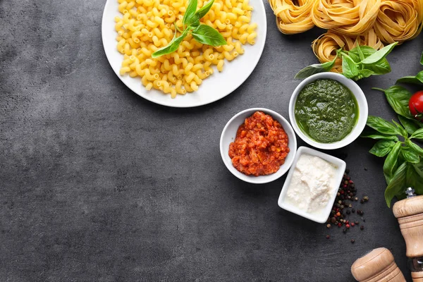 Pesto, bolognese ve makarna için beyaz soslar ile kompozisyon — Stok fotoğraf