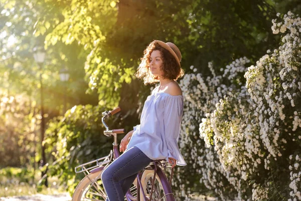 Vacker ung kvinna med cykel, Utomhus — Stockfoto