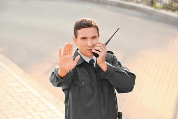 Férfi biztonsági őr hordozható rádió, szabadban — Stock Fotó