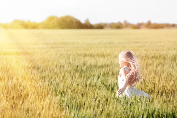 Szczęśliwa dziewczynka w zielonym polu — Zdjęcie stockowe