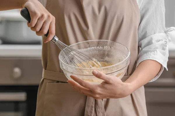 여성 요리사 부엌에 유리 그릇에 반죽 만들기 — 스톡 사진