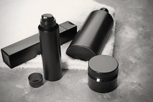 Deodorant ile kişisel bakım için gri masaya ayarla