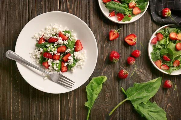 Çilekli ıspanak salatası.