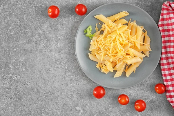 Sabrosa pasta con queso en la mesa — Foto de Stock