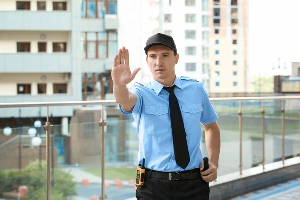 Férfi biztonsági őr mutatja a stop gesztus, szabadban — Stock Fotó